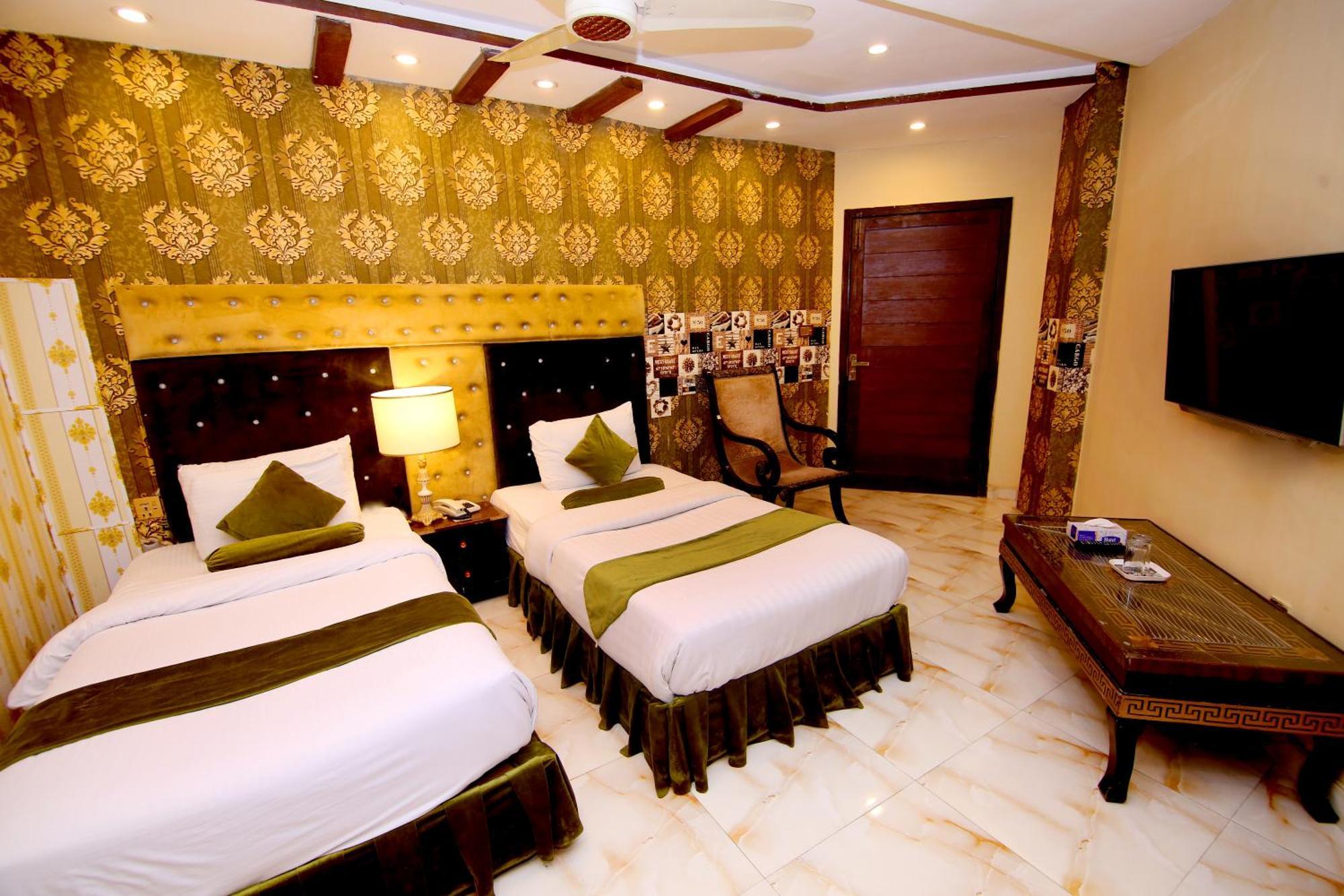 Premier Inn Gulberg Лахор Экстерьер фото