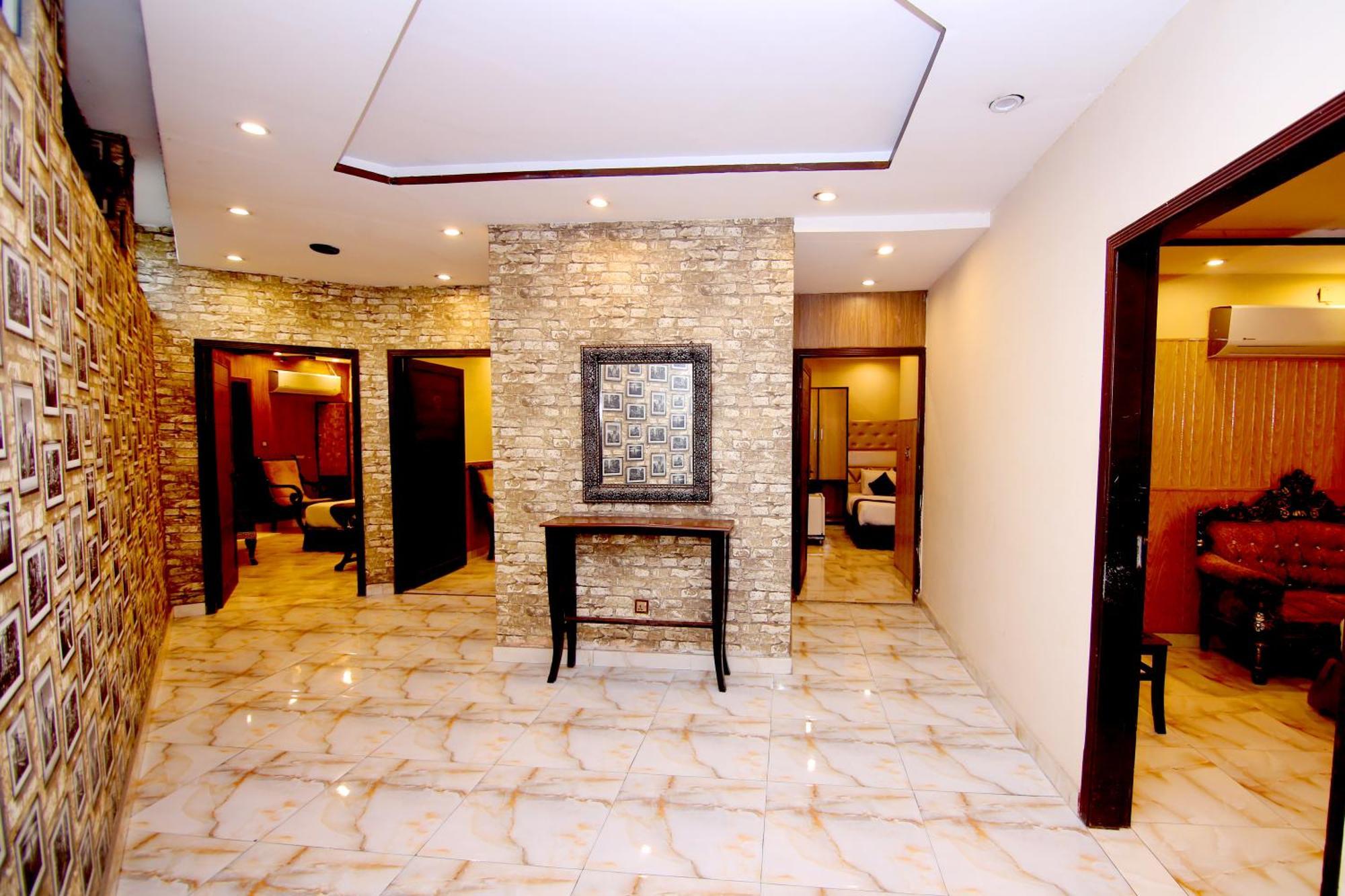 Premier Inn Gulberg Лахор Экстерьер фото