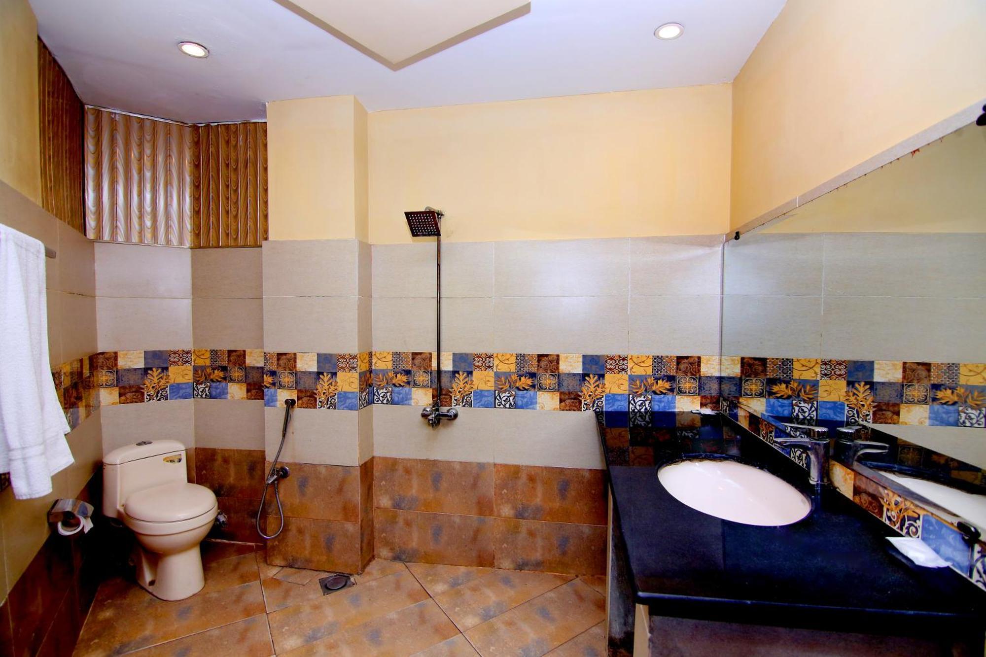 Premier Inn Gulberg Лахор Экстерьер фото