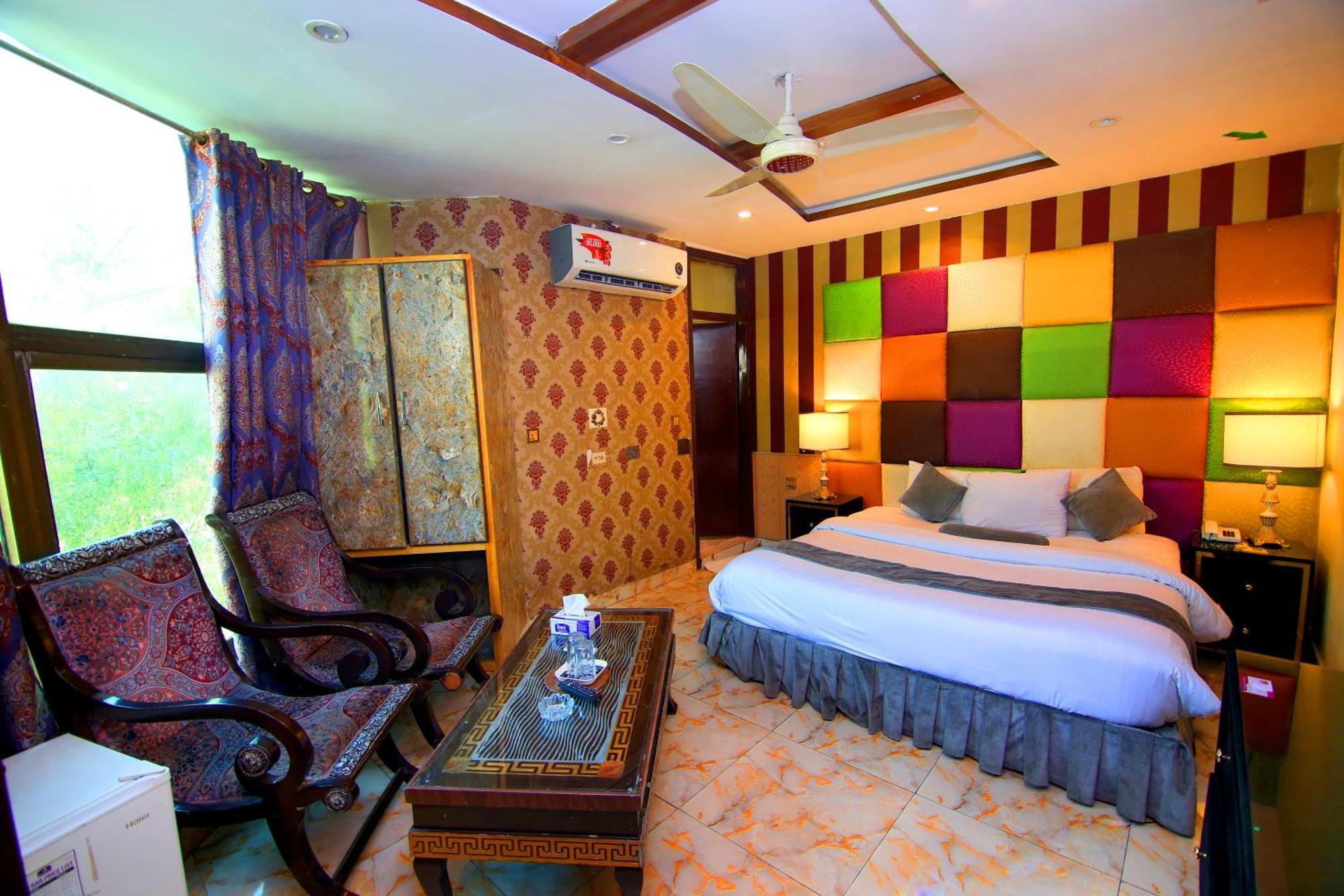 Premier Inn Gulberg Лахор Экстерьер фото