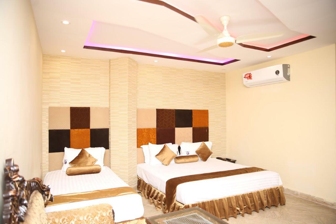 Premier Inn Gulberg Лахор Экстерьер фото