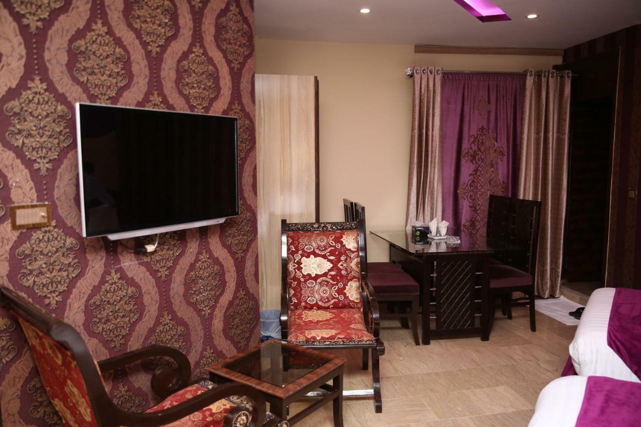 Premier Inn Gulberg Лахор Экстерьер фото