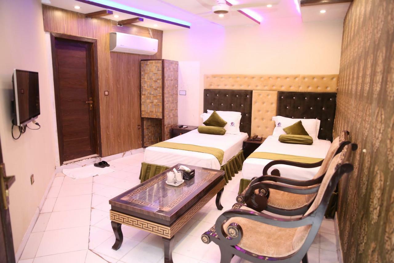 Premier Inn Gulberg Лахор Экстерьер фото