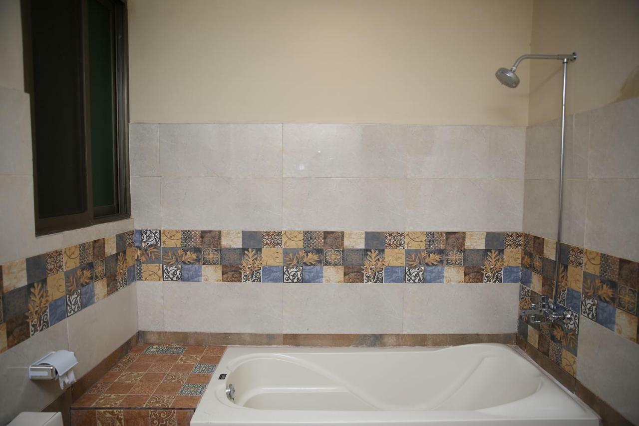 Premier Inn Gulberg Лахор Экстерьер фото