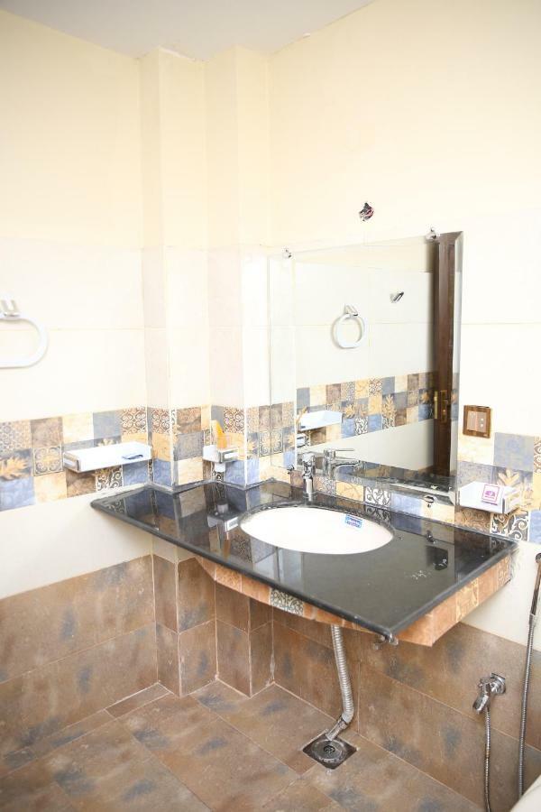 Premier Inn Gulberg Лахор Экстерьер фото