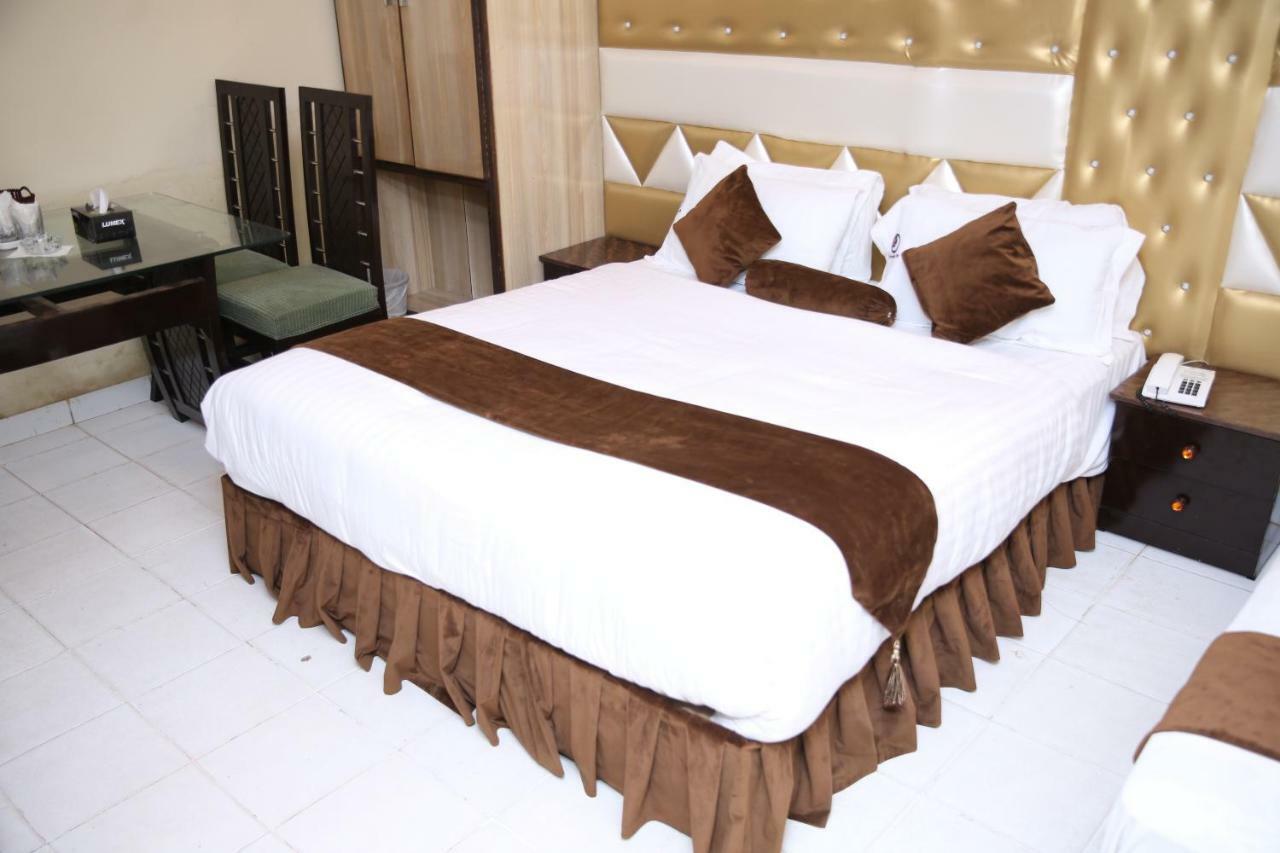 Premier Inn Gulberg Лахор Экстерьер фото