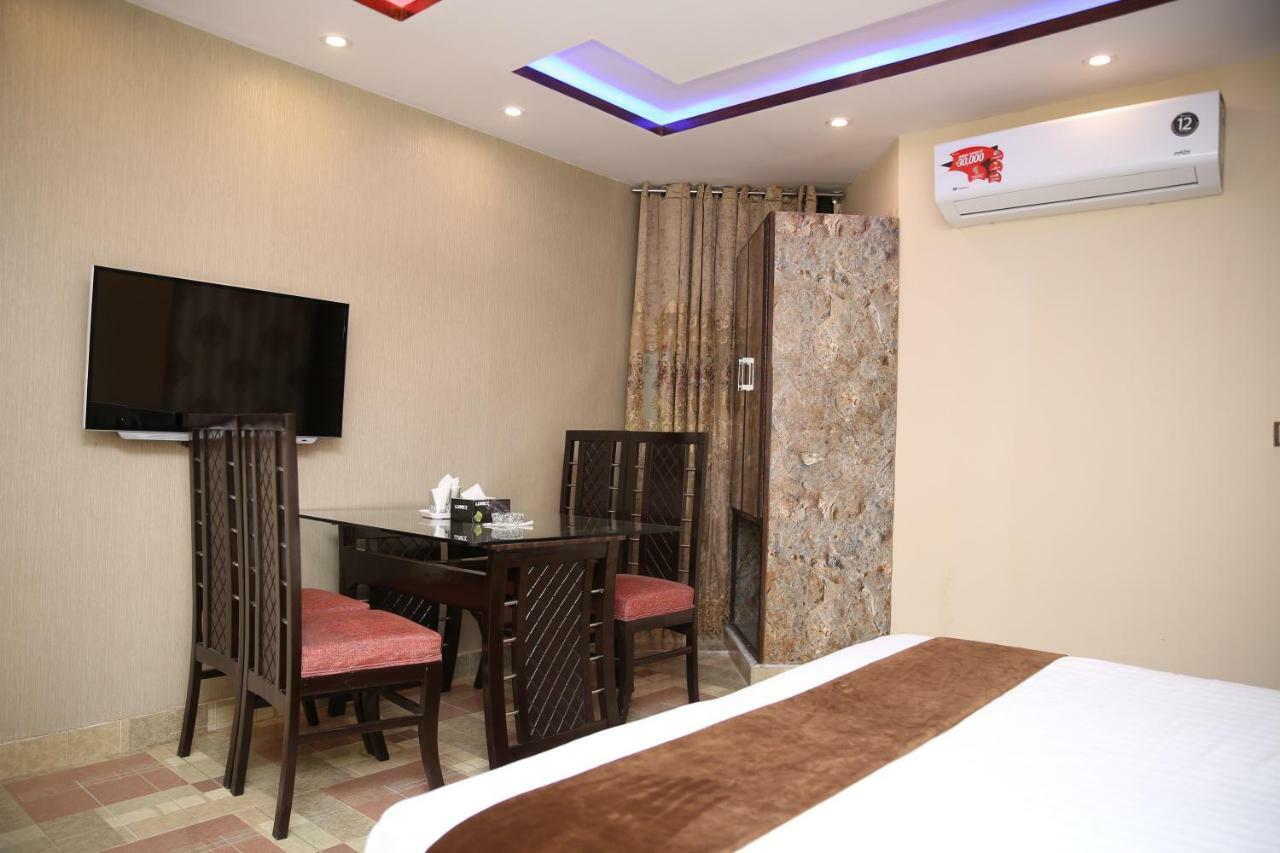 Premier Inn Gulberg Лахор Экстерьер фото