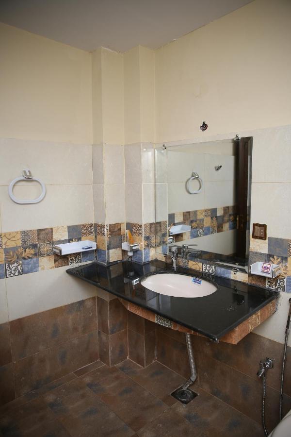 Premier Inn Gulberg Лахор Экстерьер фото
