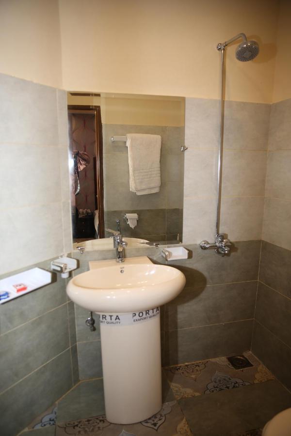 Premier Inn Gulberg Лахор Экстерьер фото